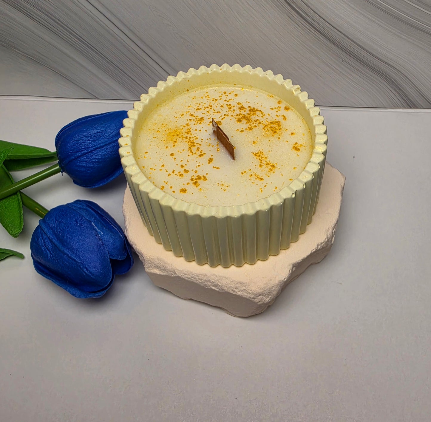 🌸 Blütenzauber – Duftkerze im handgefertigten Gipsbehälter | 80g