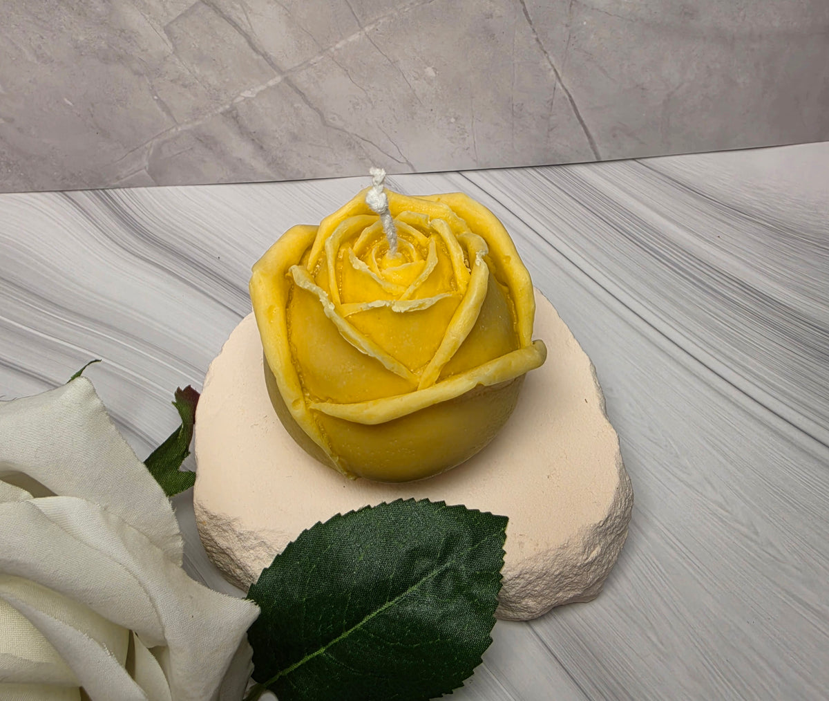 Rosenkerze 97g ohne Duft – Soja & Bienenwachs Dekokerze – BlueStore Boutique